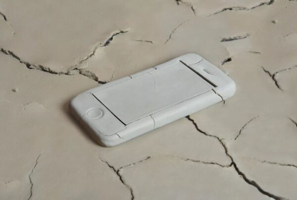 Foto van een gescheurd blanco mobieltje op een gescheurde ondergrond